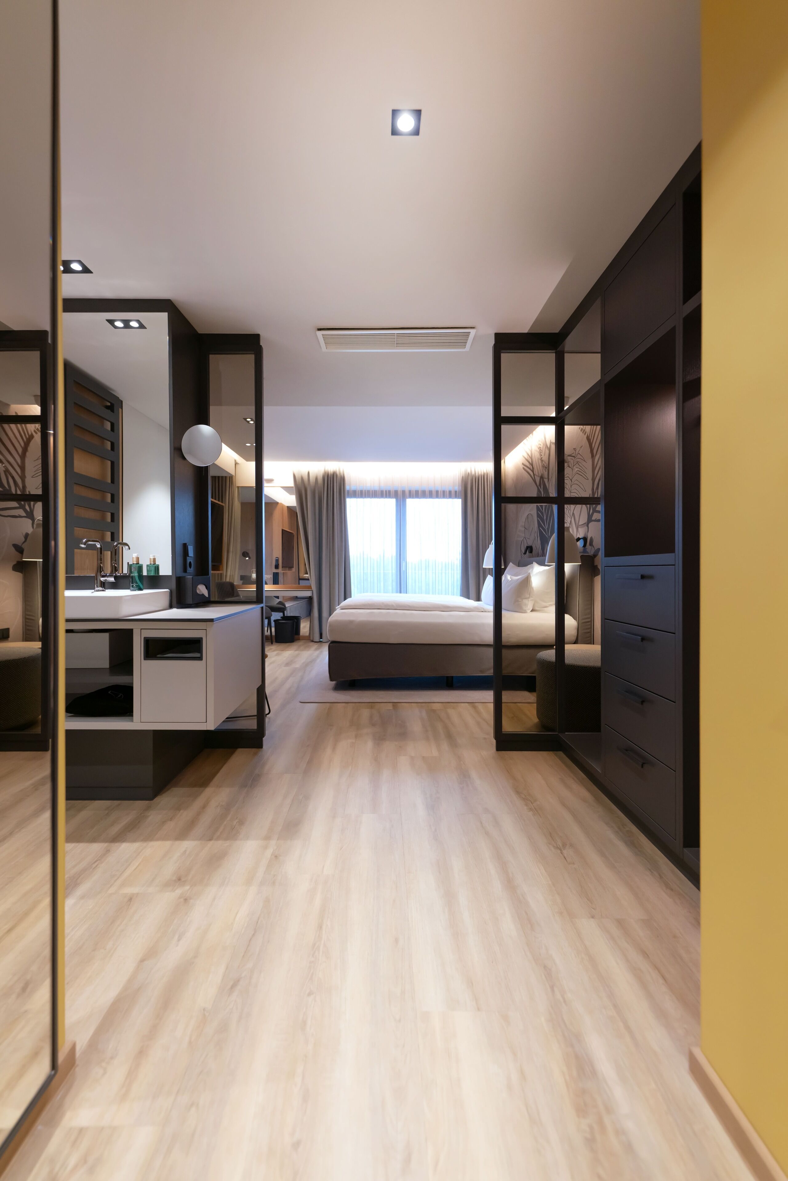 コンフォート スタジオスイート 1 ベッドルー ム 禁煙 ガーデンビュー | 高級寝具、デスク、ノートパソコン用作業スペース、防音設備