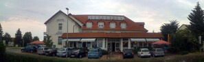 Minibar, in-room safe, desk, bed sheets - Hotel Kiebitz an der Ostsee (Boergerende-Rethwisch)