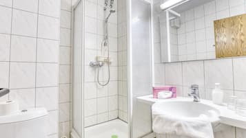 Dusche, kostenlose Toilettenartikel, Haartrockner, Handtücher