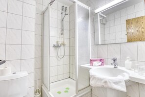 Douche, articles de toilette gratuits, sèche-cheveux