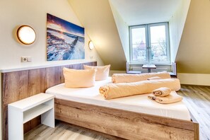 Habitación doble tradicional, con acceso para personas discapacitadas | Minibar, caja de seguridad en la habitación, escritorio y ropa de cama 