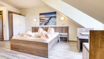 Kamar Double Tradisional, akses difabel | Minibar, brankas, meja kerja, dan seprai linen