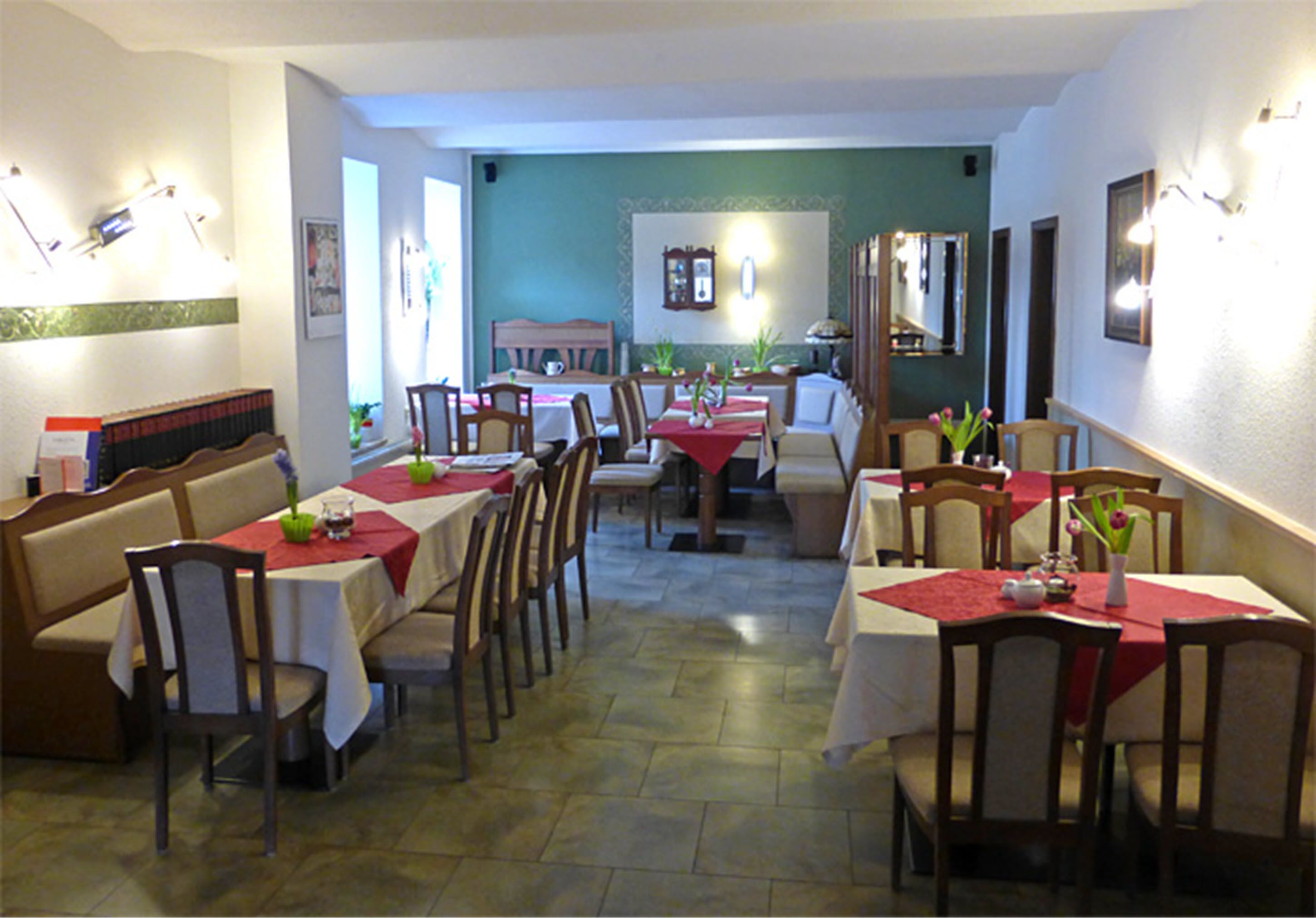 Free buffet breakfast on weekdays