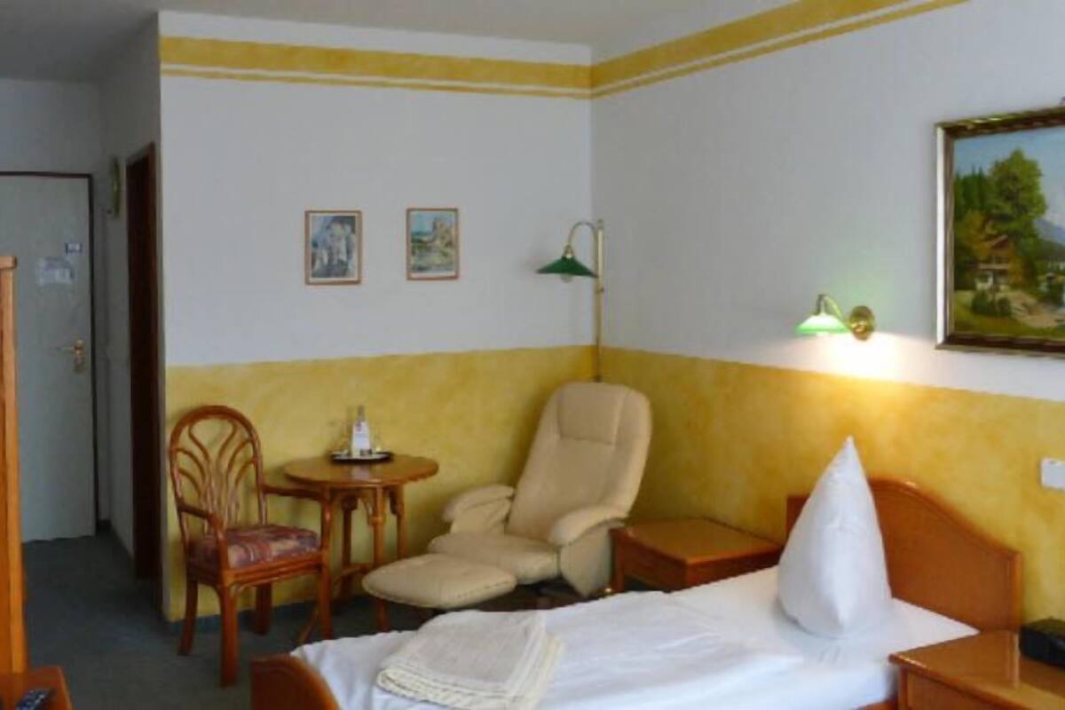 Standard Single Room, 1 Large Twin Bed | In-room safe, cribs/infant beds, rollaway beds, free WiFi