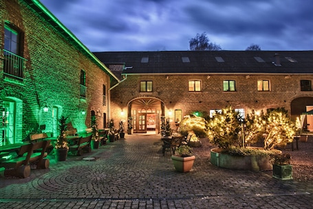 Courtyard view. Landhaus Göddertzhof