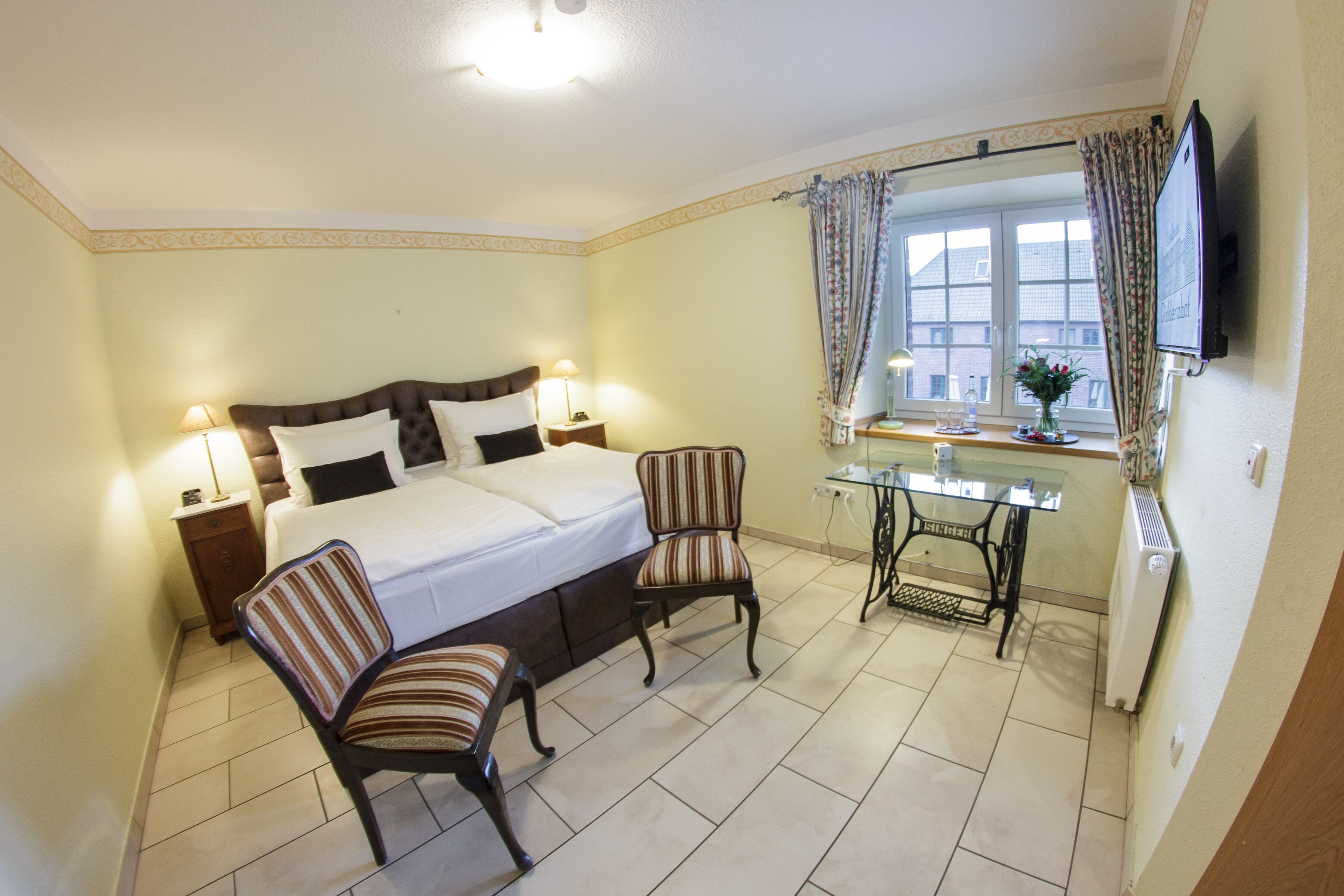 classic double room | individually decorated, individually furnished, desk, blackout curtains