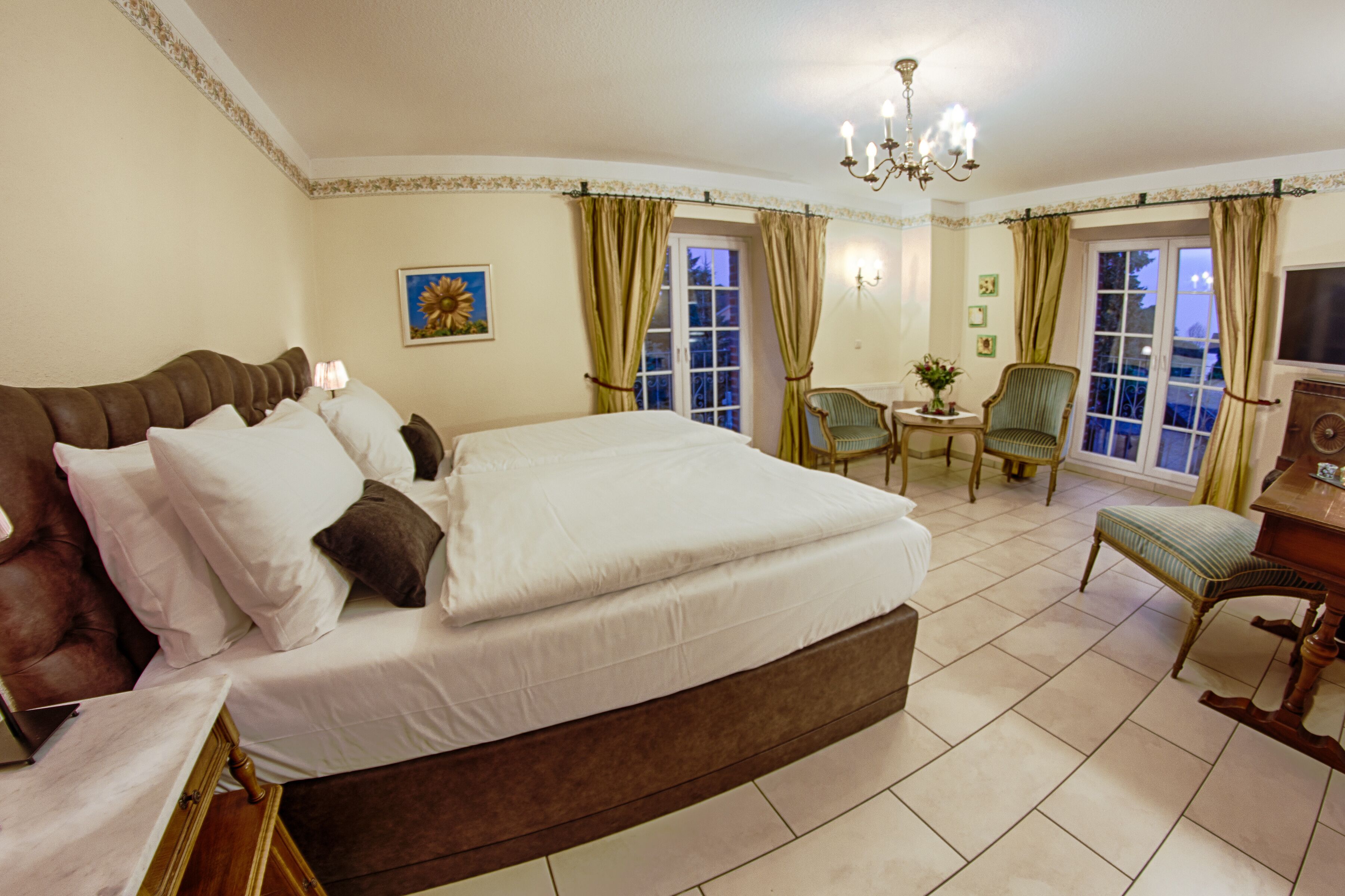 classic double room | individually decorated, individually furnished, desk, blackout curtains