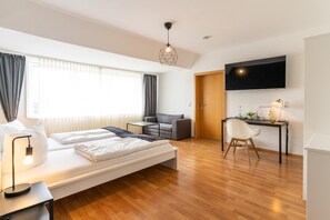 Cofres nos quartos, escrivaninha, quartos à prova de som