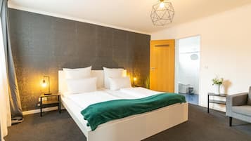 Tallelokero huoneessa, työpöytä, äänieristys, vauvansängyt