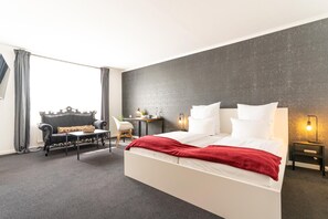 In-room safe, desk, soundproofing, cots/infant beds - Das Schäfers Hotel (Cloppenburg)