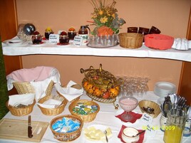 Café da manhã com buffet grátis todos os dias