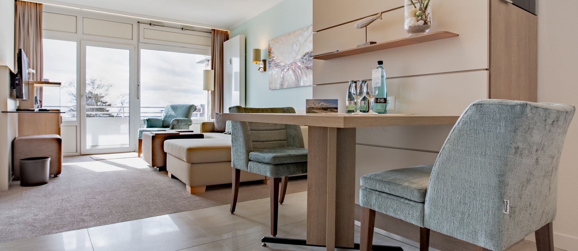 suite | living area | flat-screen tv