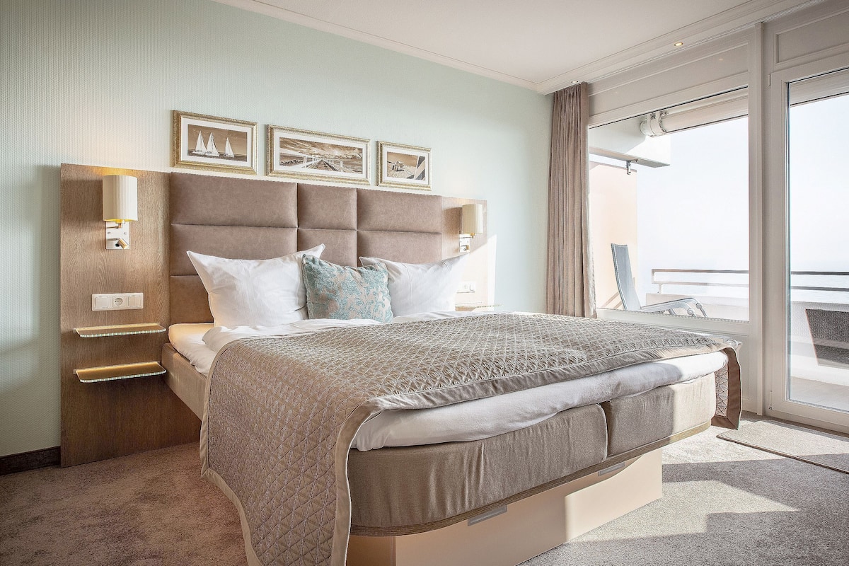 suite | minibar, in-room safe, desk, soundproofing