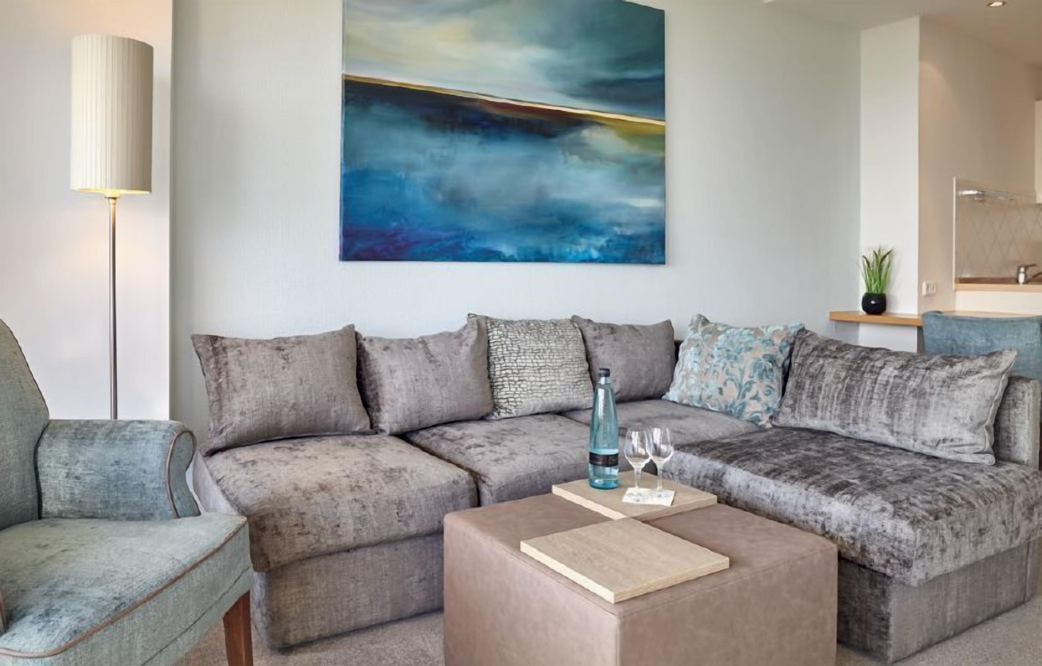 suite | living area | flat-screen tv