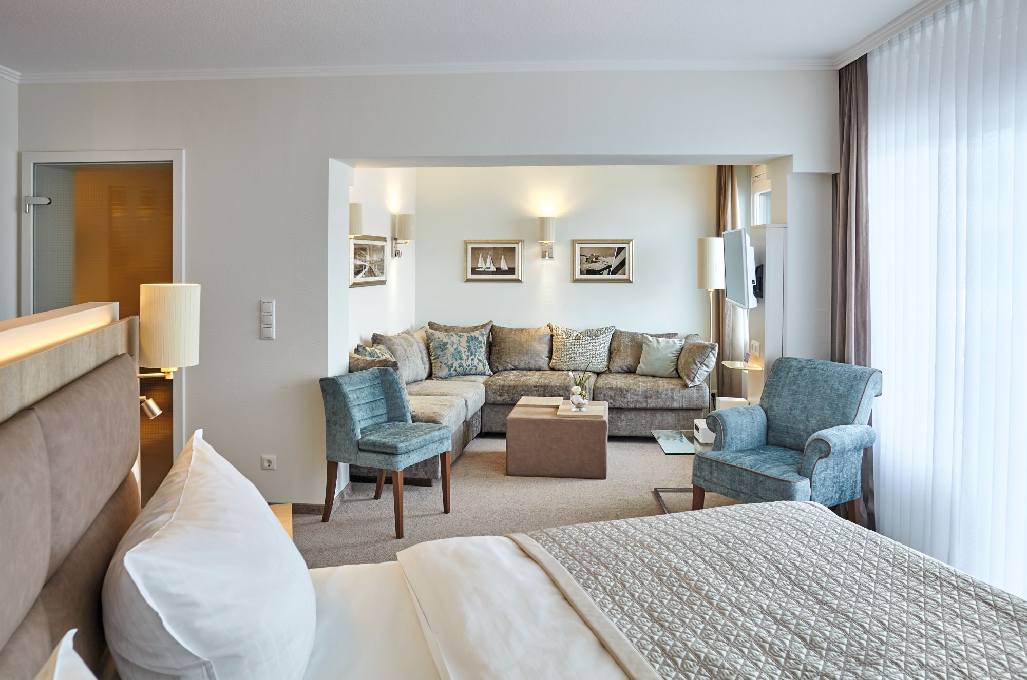 suite | living area | flat-screen tv