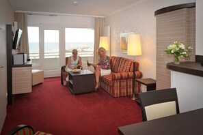 Suite | Living room | Flat-screen TV - Hotel Strandidyll (Groemitz)