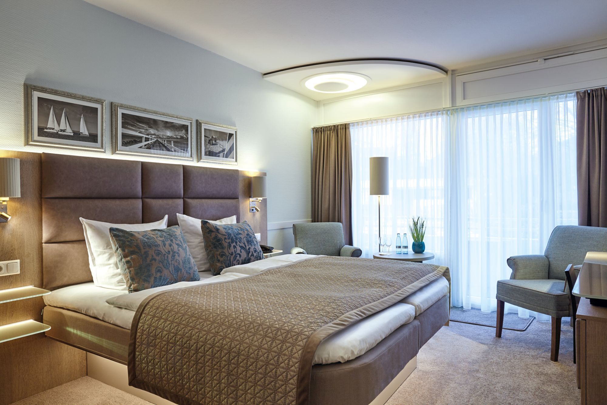 double room, lake view | minibar, in-room safe, desk, soundproofing