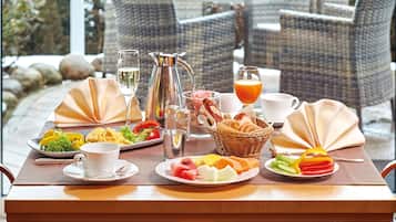 Breakfast and dinner served, alfresco dining