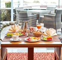 Breakfast and dinner served, alfresco dining 