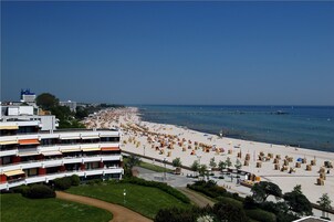 En la playa, arena blanca, sillas reclinables de playa