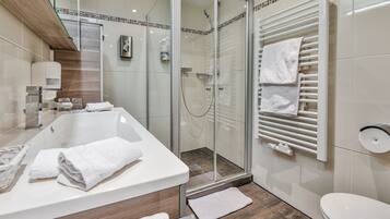 Superior-Doppelzimmer | Badezimmer | Dusche, kostenlose Toilettenartikel, Haartrockner, Bademäntel