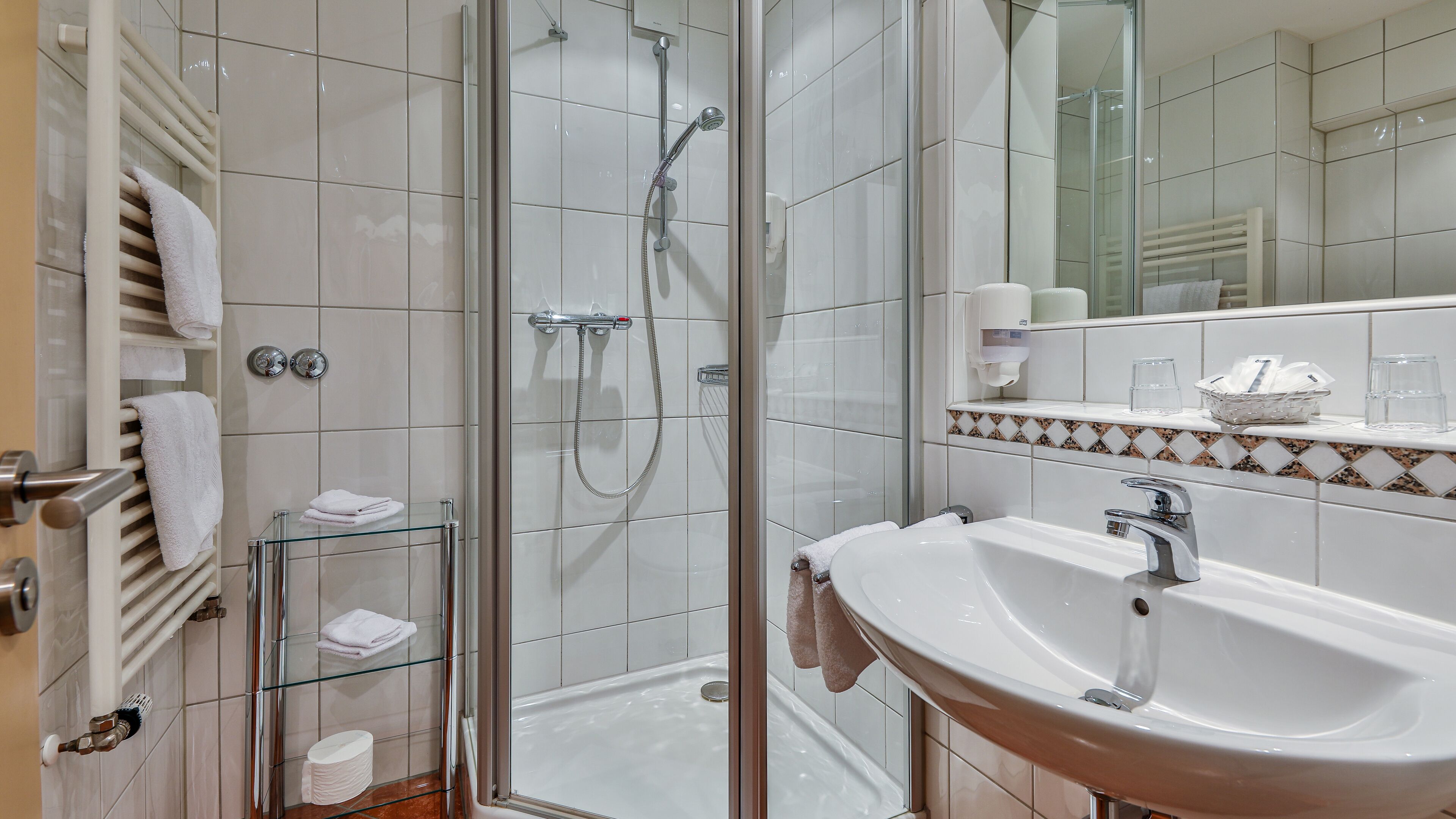 classic double room | bathroom | shower, free toiletries, hair dryer, bathrobes
