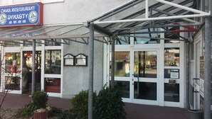 A hotel entrance with a covered walkway, glass doors, and a sign for 'China Restaurant Dynasty'. - Hotel Berliner Ring (Bamberg)