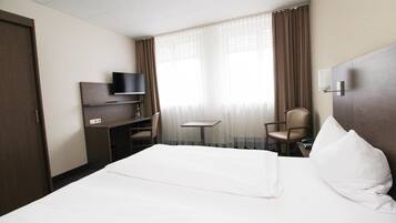 Caja fuerte, escritorio, tabla de planchar con plancha