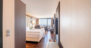 Komfort Doppelzimmer mit Seeblick | Seprai antialergi, minibar, brankas, dan meja kerja