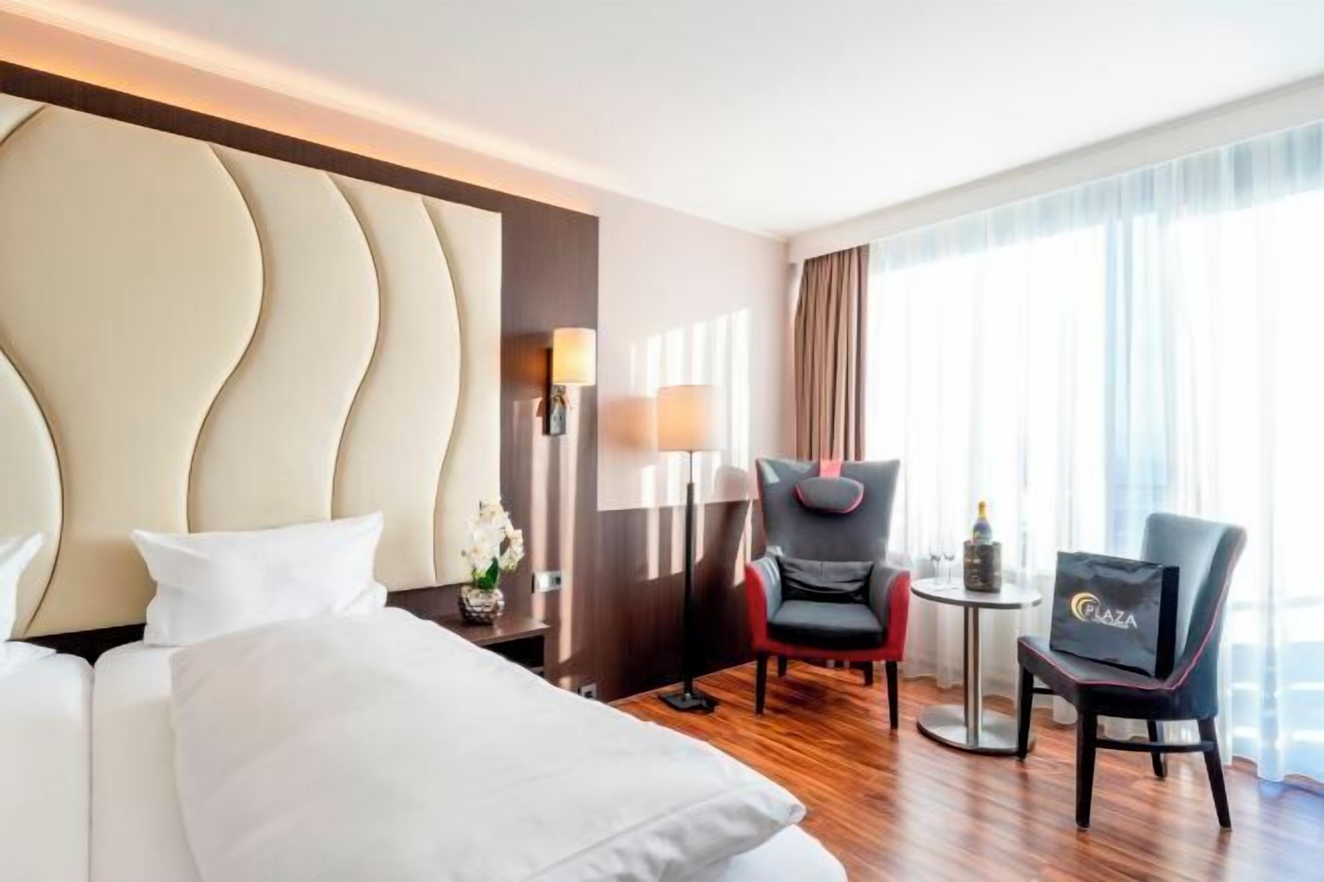 Ropa de cama hipoalergénica, minibar, caja fuerte y escritorio