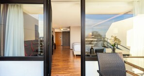 Habitación triple, balcón | Ropa de cama hipoalergénica, minibar, caja fuerte y escritorio