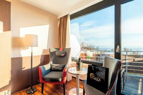Komfort Doppelzimmer mit Seeblick | Zona de estar | Una televisión de pantalla plana