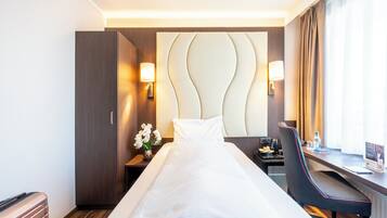 Standard-Einzelzimmer zur StraĂenseite | Allergikerbettwaren, Minibar, Zimmersafe, Schreibtisch