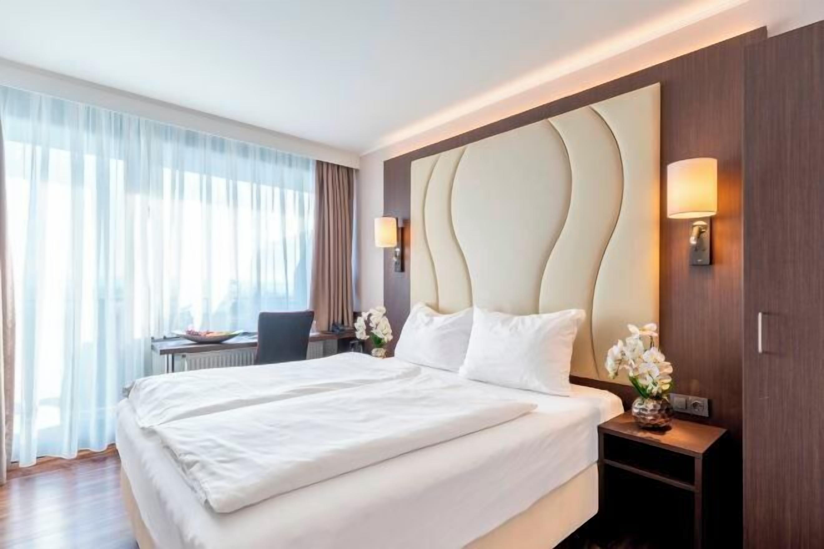 Ropa de cama hipoalergénica, minibar, caja fuerte y escritorio