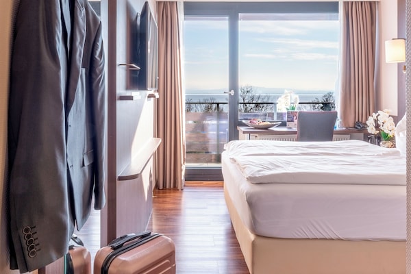 Standard Doppelzimmer mit Seeblick | Hypo-allergenic bedding, minibar, in-room safe, desk