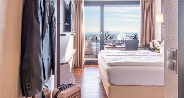 Standard Doppelzimmer mit Seeblick | Allergikerbettwaren, Minibar, Zimmersafe, Schreibtisch