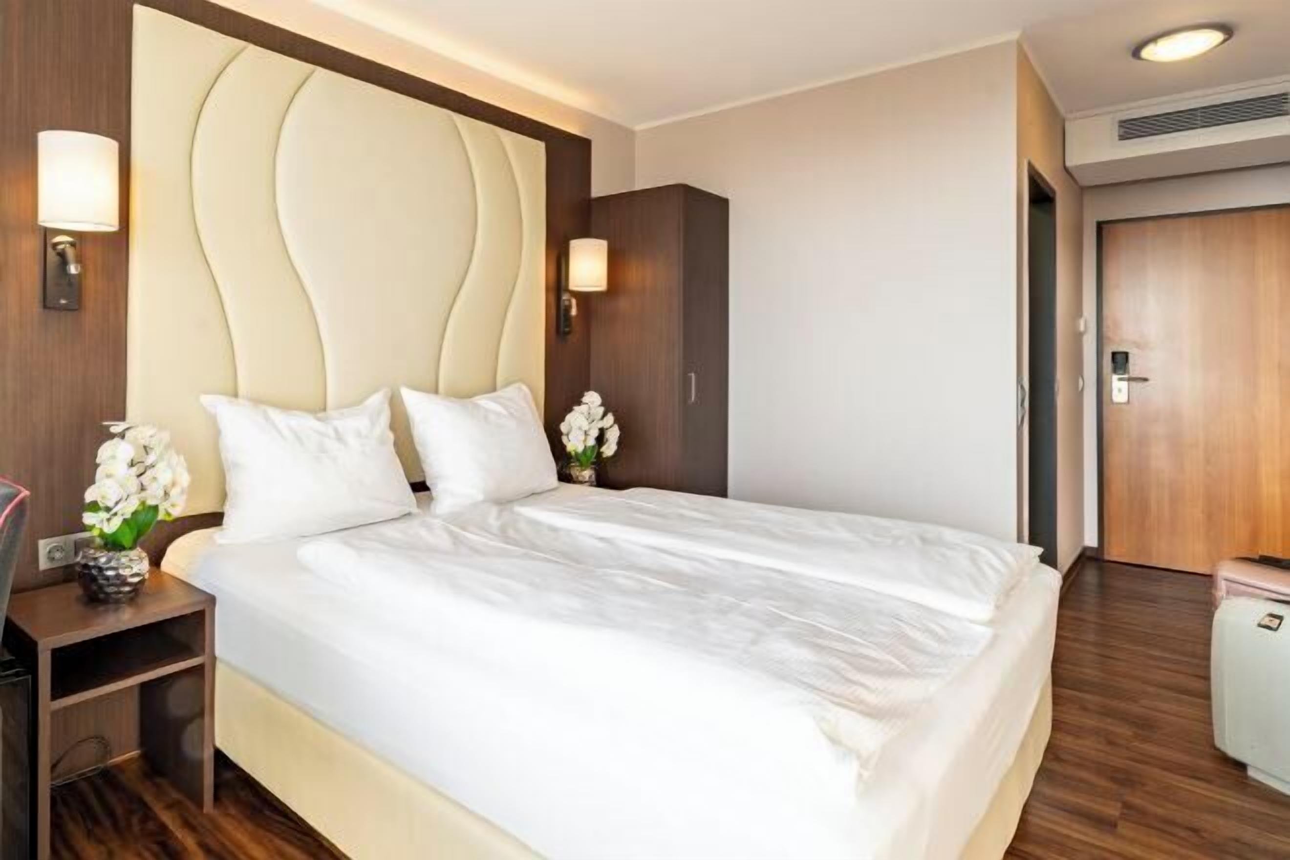Ropa de cama hipoalergénica, minibar, caja fuerte y escritorio