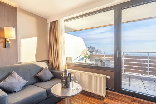 Habitación triple, balcón | Ropa de cama hipoalergénica, minibar, caja fuerte y escritorio
