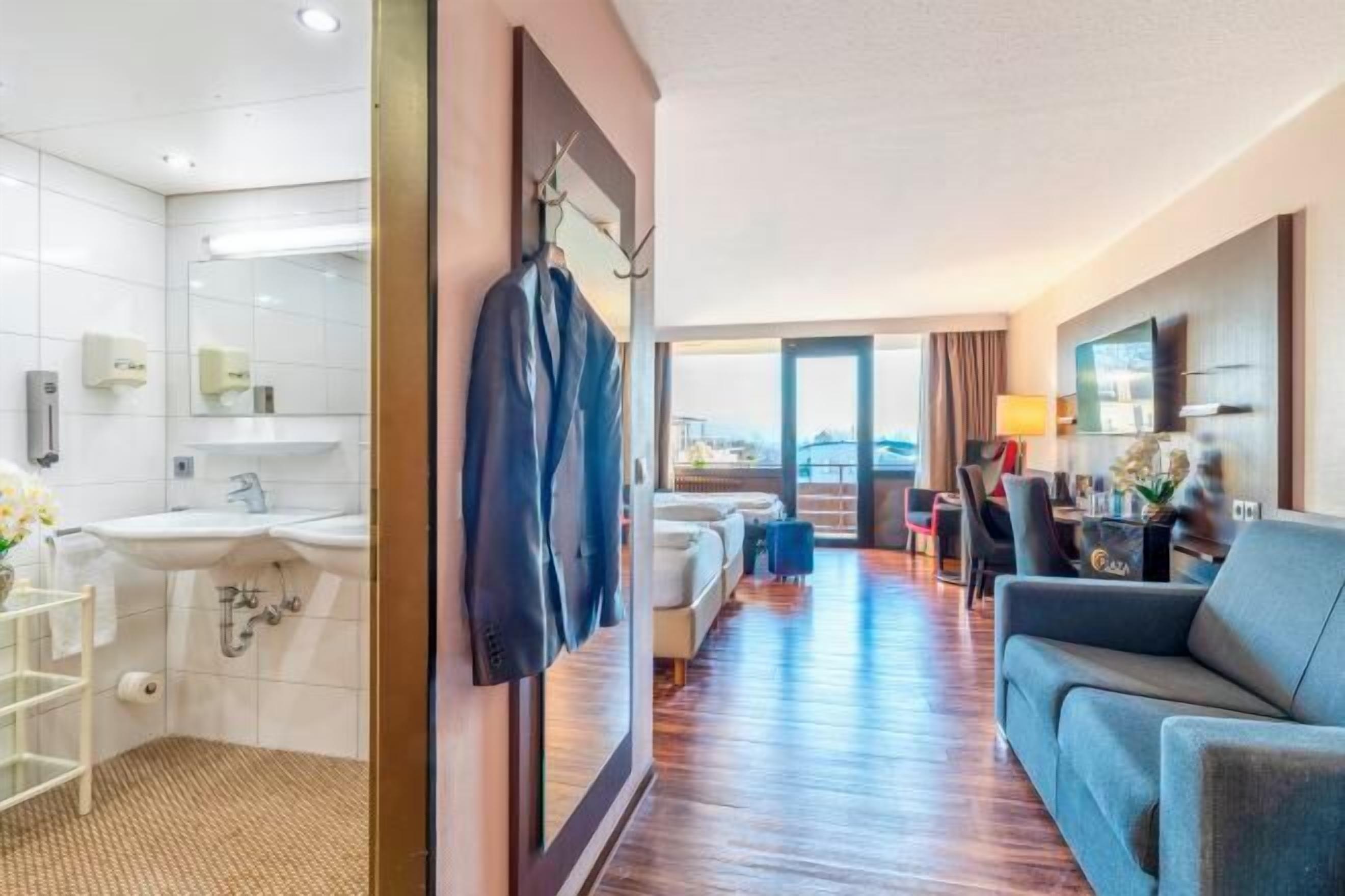 Ropa de cama hipoalergénica, minibar, caja fuerte y escritorio