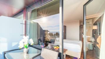 Standard Doppelzimmer mit Seeblick | Allergikerbettwaren, Minibar, Zimmersafe, Schreibtisch