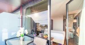 Standard Doppelzimmer mit Seeblick | Seprai antialergi, minibar, brankas, dan meja kerja