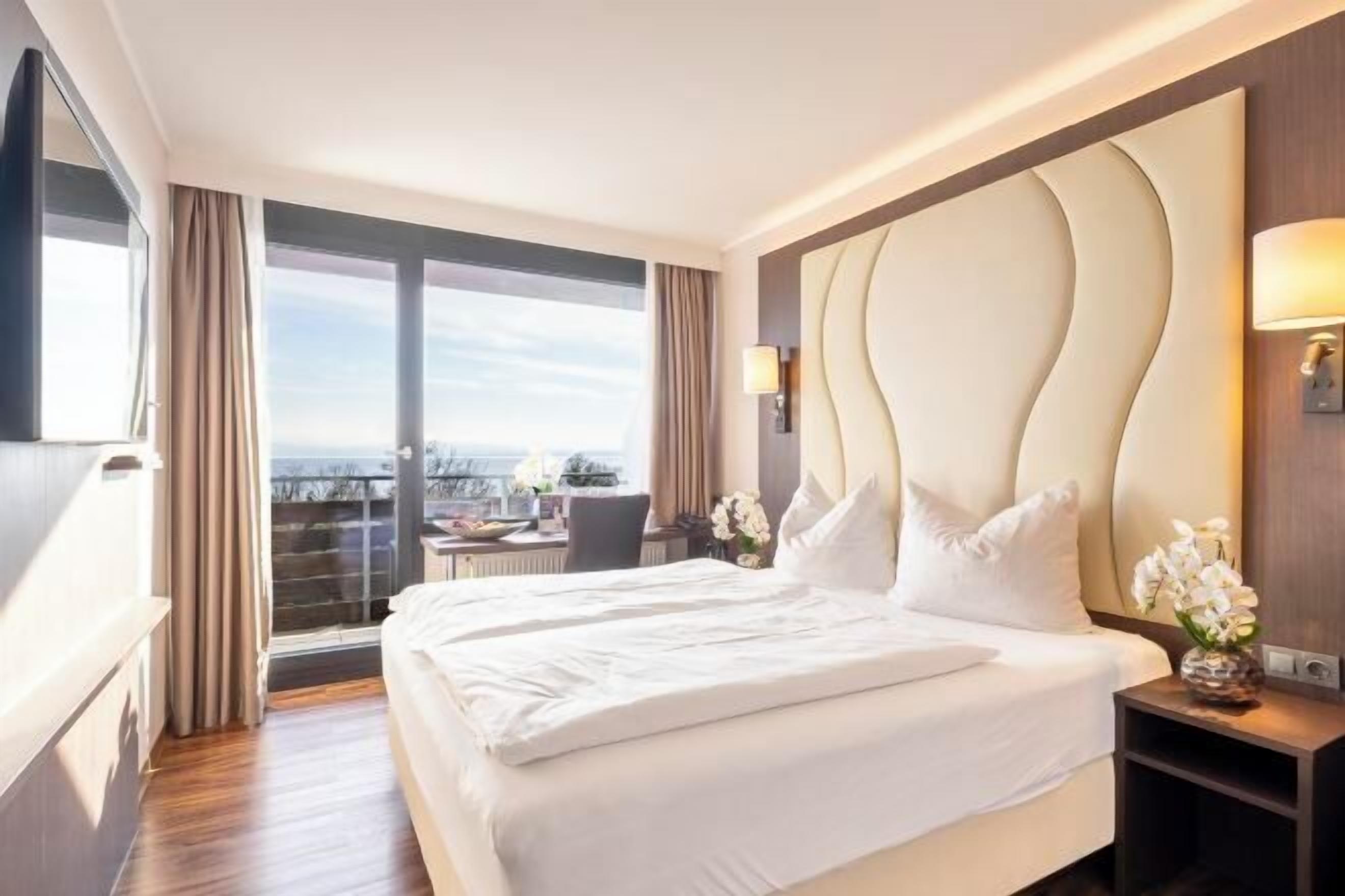 Ropa de cama hipoalergénica, minibar, caja fuerte y escritorio