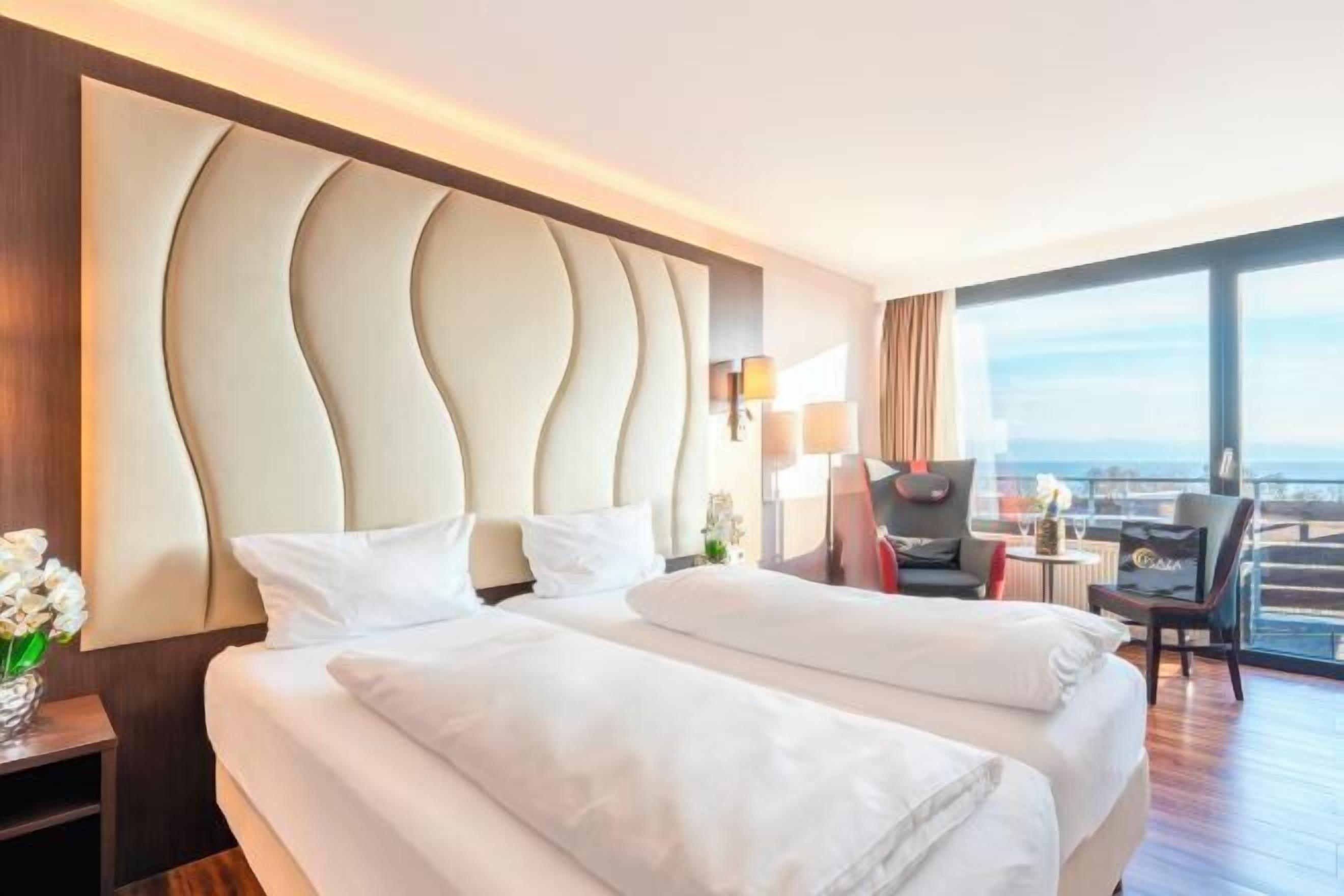 Ropa de cama hipoalergénica, minibar, caja fuerte y escritorio