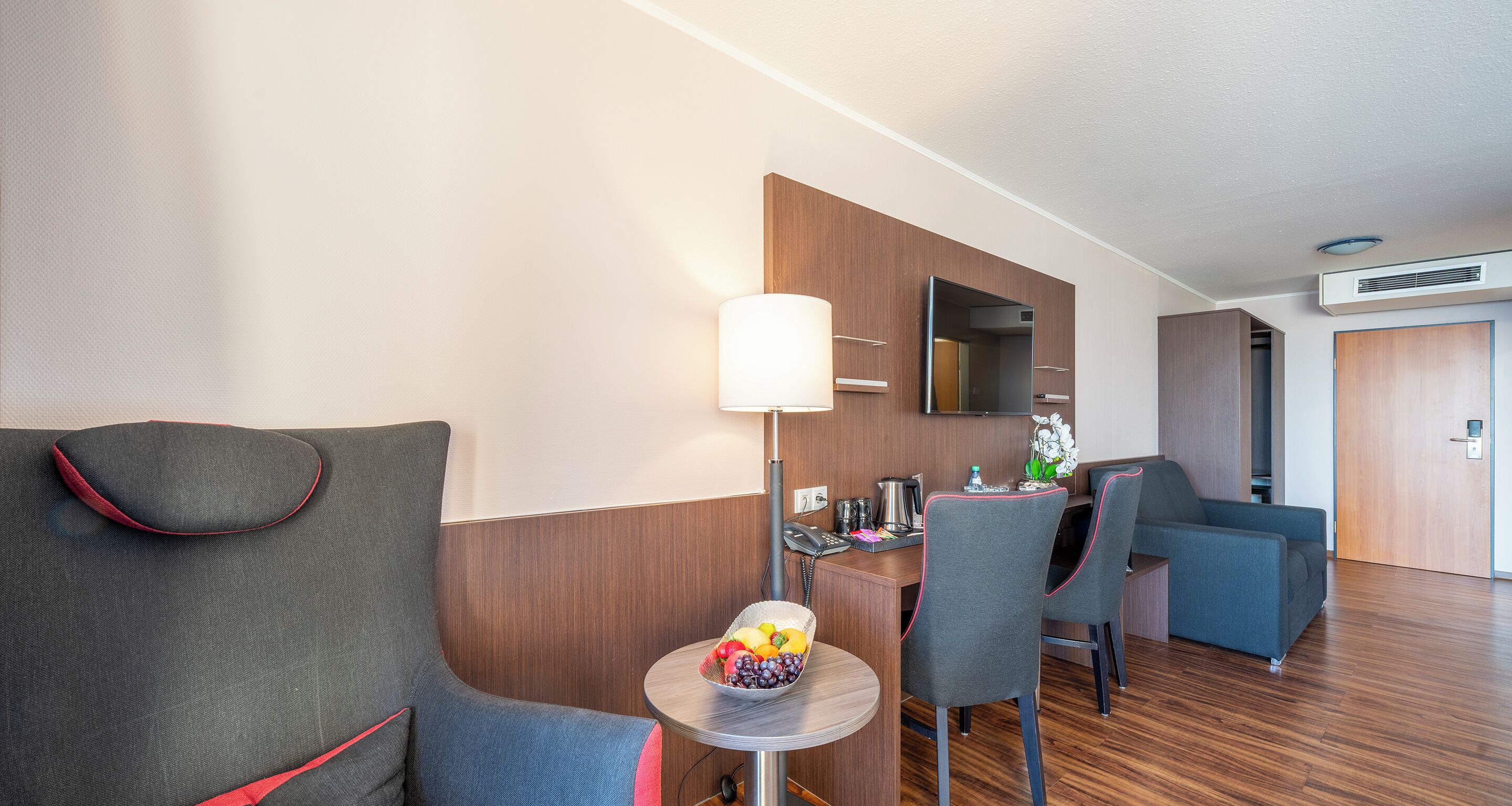 Vierbettzimmer, Balkon | Allergikerbettwaren, Minibar, Zimmersafe, Schreibtisch