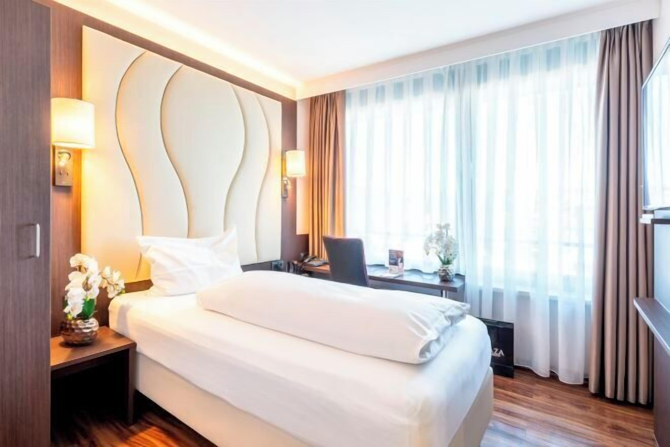 Ropa de cama hipoalergénica, minibar, caja fuerte y escritorio