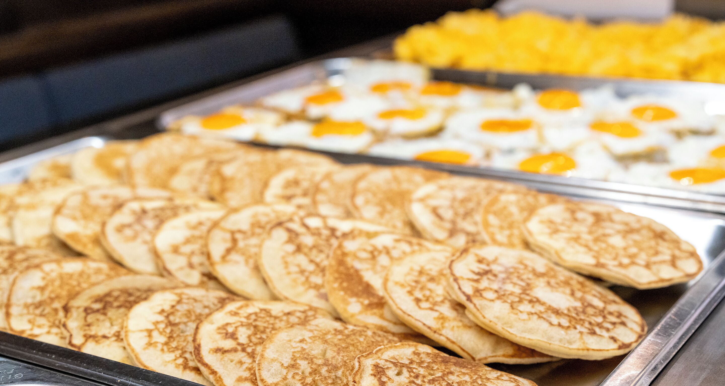 Un buffet proposant des crêpes et des œufs.