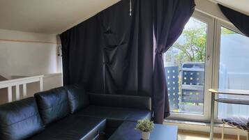Habitación cuádruple Deluxe, 1 habitación, para no fumadores, en el área del jardín | Área de sala de estar | Smart TV de 32 pulgadas con canales vía satélite