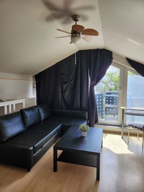 Deluxe Quadruple Room, 1 Bedroom, Non Smoking, Garden Area | Living area - CityPark Hotel (Cologne)