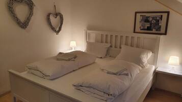 Habitación cuádruple Deluxe, 1 habitación, para no fumadores, en el área del jardín | Ropa de cama de alta calidad y espacio para trabajar con laptop
