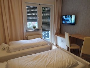 Quarto duplo empresarial | Roupas de cama premium, espaço de trabalho para notebook